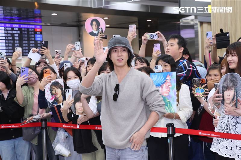 山下智久抵達松山機場。（圖／記者鄭孟晃攝影）