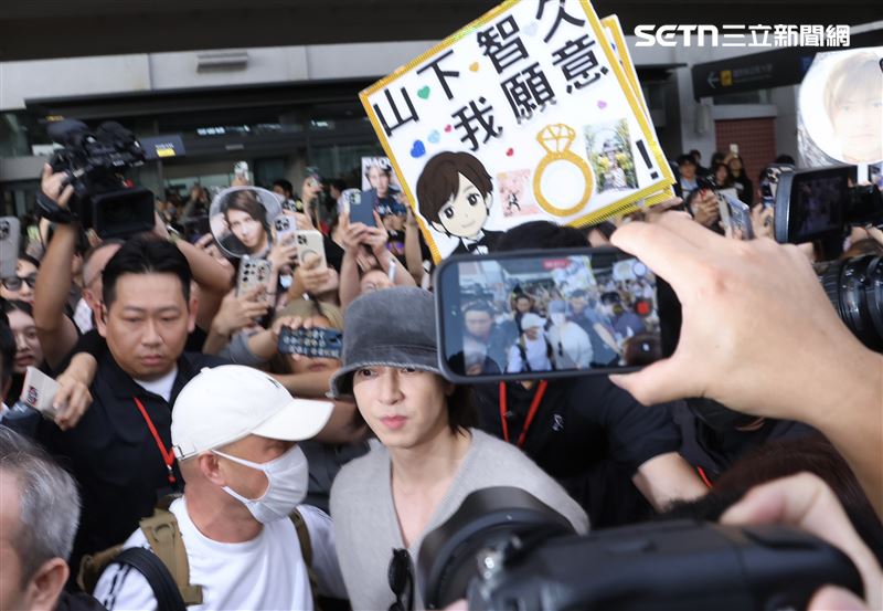 粉絲高舉「我願意」應援版。（圖／記者鄭孟晃攝影）