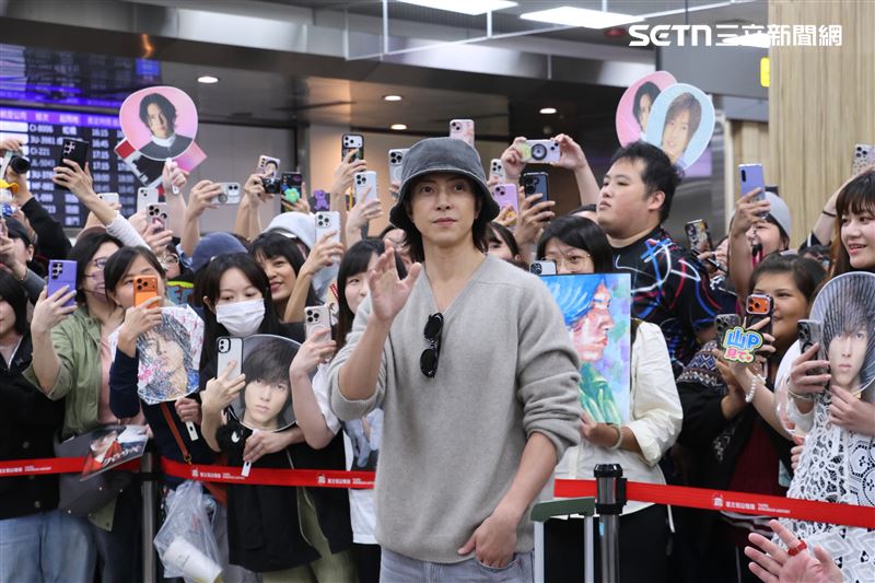滿滿人潮接機。（圖／記者鄭孟晃攝影）