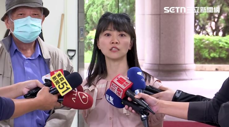 高嘉瑜找來投訴人一起受訪，說明北市府網站出現「上海」一事（圖／翻攝畫面）