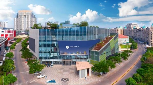 原本在太子地產集團的建案示意圖，從另一張示意圖中的相同建案上可見已經更名為Kingsmen。（圖／翻攝自中華網）