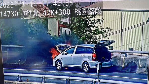 五楊高架轎車突竄火　駕駛下車查看逃死劫