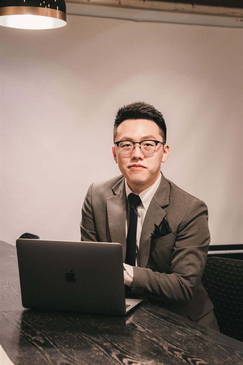 財經專家游庭皓在節目中解析美股回檔關鍵，直言「AI 估值已比網路泡沫更貴」，提醒投資人別把空頭英雄神話化，也別將 AI 多頭視為永動機。（圖／翻攝自臉書平台 @游庭皓的財經皓角）