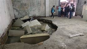 基隆市中山一路261巷內一處民宅，今天（14日）出現一處面積約20平方公尺的大坑洞，