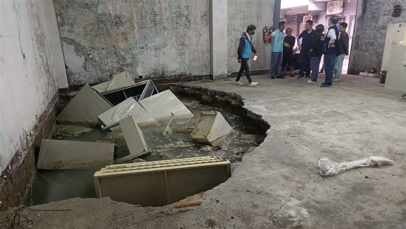 基隆市中山一路261巷內一處民宅出現一處面積約20平方公尺的大坑洞。（圖／翻攝畫面）