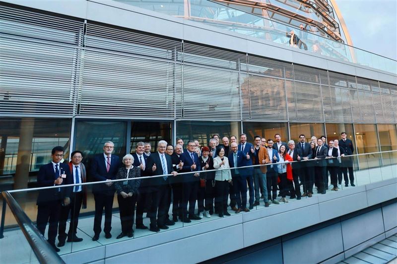 蔡英文前總統於德國國會與友我議員合影。（圖／外交部提供）