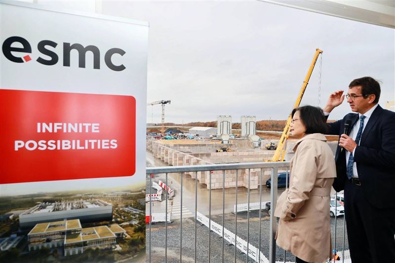 蔡英文前總統訪視歐積電（ESMC）廠區工程。（圖／外交部提供）