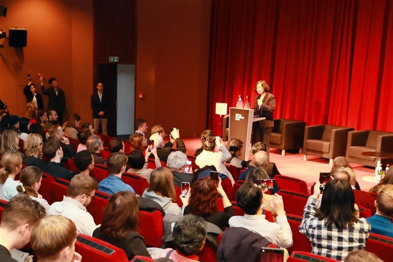 蔡前總統出席柏林自由週「零日攻擊」放映會向「德台協會」致意。（圖／外交部提供）