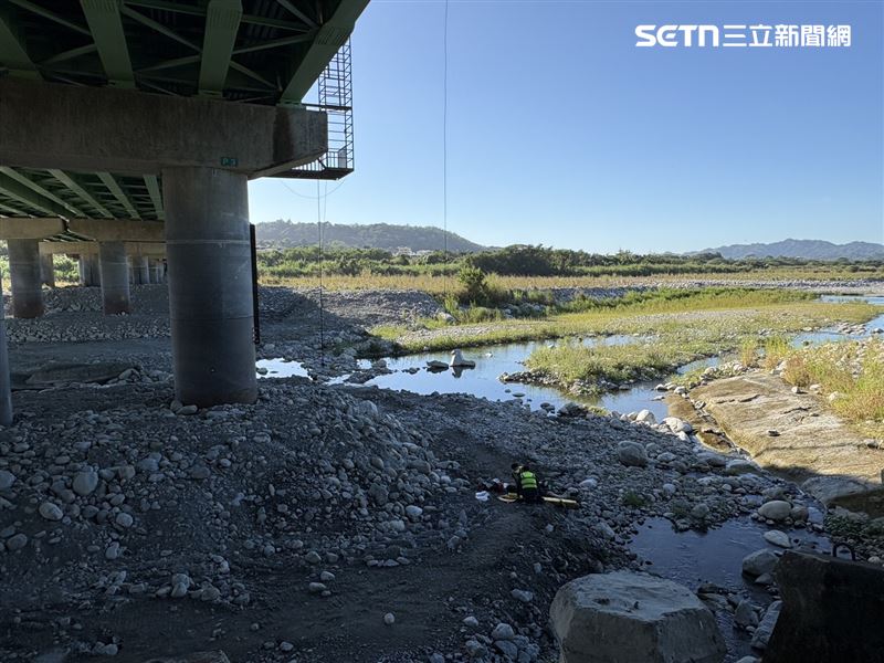 台中東勢大橋發生墜橋意外，一名男子墜落橋下沙洲，無生命跡象。（圖／翻攝畫面）