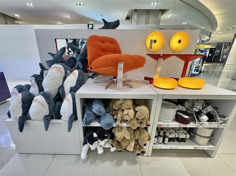 IKEA人氣鯊魚玩偶、甜甜圈燈飾，宜蘭快閃店都買得到。(圖／IKEA提供）