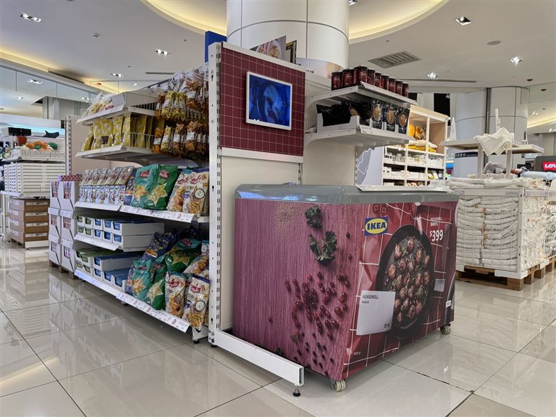 現場還設置瑞典美食區，提供冷凍瑞典肉丸與多款受歡迎的北歐巧克力、零食。(圖／IKEA提供）