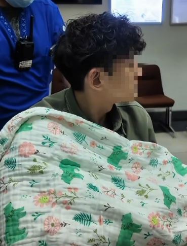 男同志坐輪椅帶著寶寶出院。（圖／翻攝自IG）