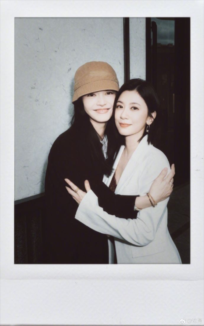 姚晨探班賈靜雯，兩人留下合影。（圖／翻攝自臉書）