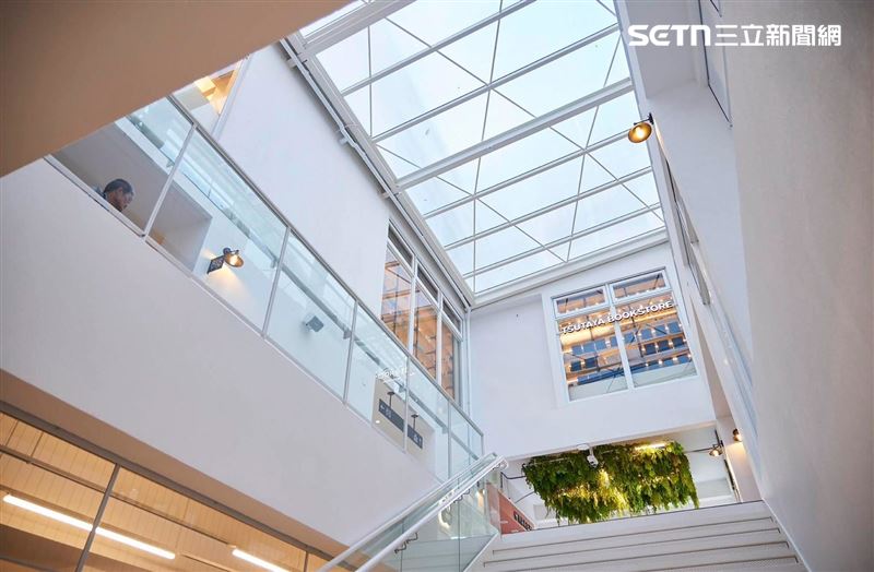 日月町從建築的留白、陽光灑落的動線、到香氣的選擇，每一處都像精品。（圖／翻攝畫面）