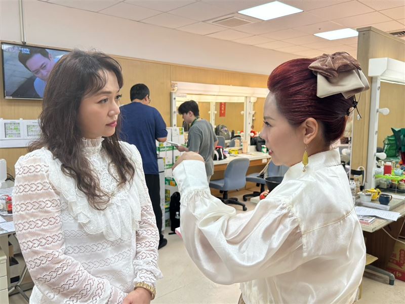 歌后秀蘭瑪雅日前進入八點檔劇組客串，老朋友錦雯熱情迎接。（圖／民視提供）