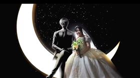 32歲的卡諾和生成式AI克勞斯（Klaus）進行婚禮儀式（圖／翻攝畫面）