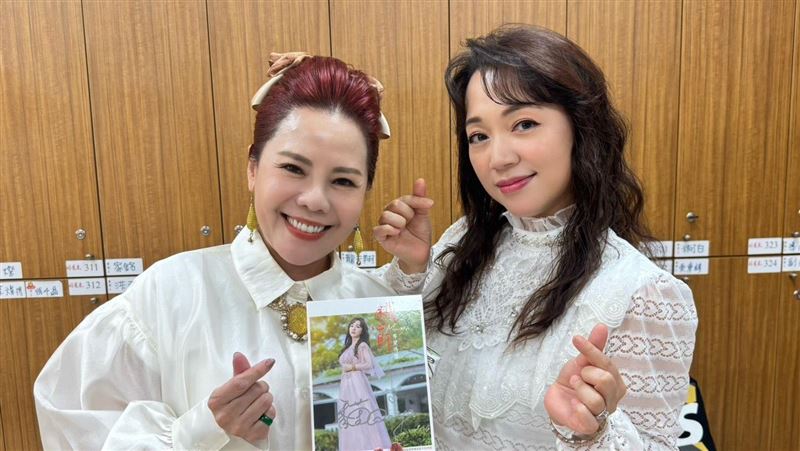 錦雯跟秀蘭瑪雅在休息區開啟臨時小補習班，搶時間背台詞超投入。（圖／民視提供）