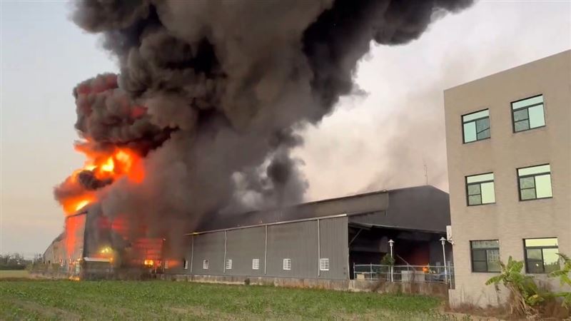 安定區一間廢水處理廠目前起火燃燒中，警消正在全力搶救。（圖／翻攝畫面）