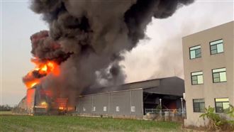 新／台南廢水廠惡火！大批警消搶救中
