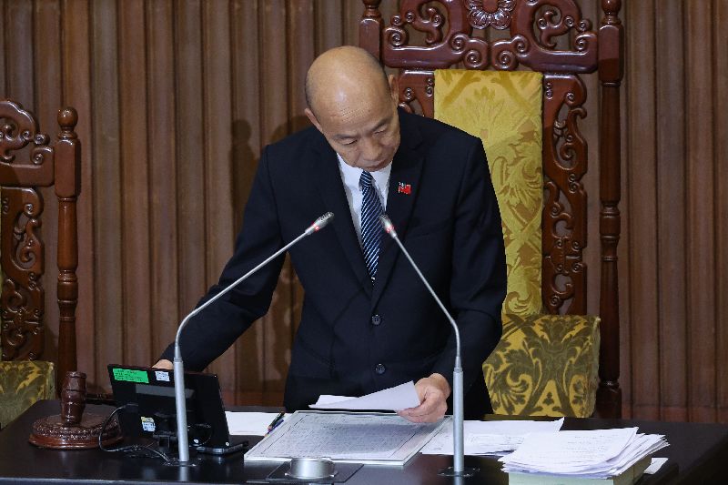 財劃法修正案三讀通過　韓國瑜敲槌立法院會14日下午處理國民黨團所提財劃法部分條文修正草案，在野黨在人數優勢下，經逐條表決後，三讀修正通過，立法院長韓國瑜（圖）敲下議事槌。（圖／中央社）