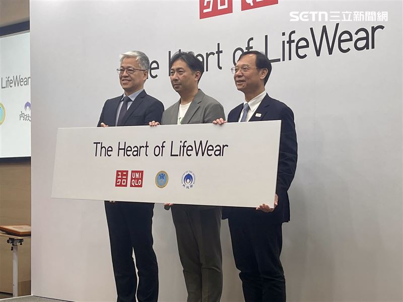 內政部常務次長吳堂安、UNIQLO台灣營運長篠﨑大二郎、衛福部長石崇良。（圖／記者蔣季容攝影）