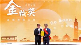 北市副市長李四川(左)與和泰移動總經理葉俊谷(右)，於2025金輪獎頒獎表揚大會合照。（圖／業者提供)