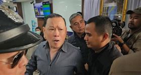 桑塔納涉台商綁架案被捕，反控警界與政要勾結柬埔寨詐團，引發泰國警政系統震盪。（圖／翻攝自Thai PBS World）