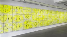 首獎李芳妤《白瓷磚、花、縫隙》，年份：2025，媒材：壓克力、炭筆、瓷磚，尺寸：184×1414cm（圖／藝術家提供）