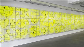 首獎李芳妤《白瓷磚、花、縫隙》，年份：2025，媒材：壓克力、炭筆、瓷磚，尺寸：184×1414cm（圖／藝術家提供）