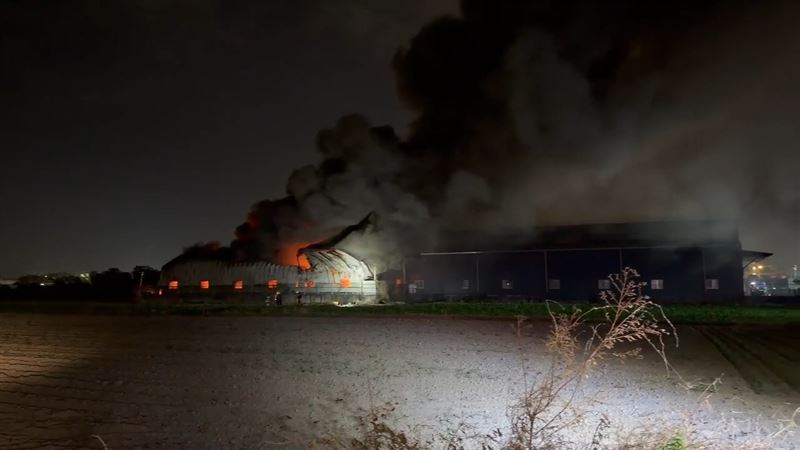 台南安定區工廠大火目前仍在搶救中，濃煙往南飄散已影響高雄市。（圖／翻攝畫面）