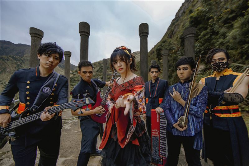 恆月三途主唱、同時也是諮商心理師的周慕姿（中）將擔任此行的領隊。（圖／文總提供）