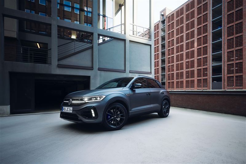 T-Roc R極緻版首次導入R部門操刀的霧影消光灰。（圖／Volkswagen提供）