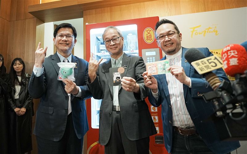 外交部林佳龍部長（左至右）、文化部李遠部長、文總李厚慶秘書長參觀文總選物機。（圖／文總提供）