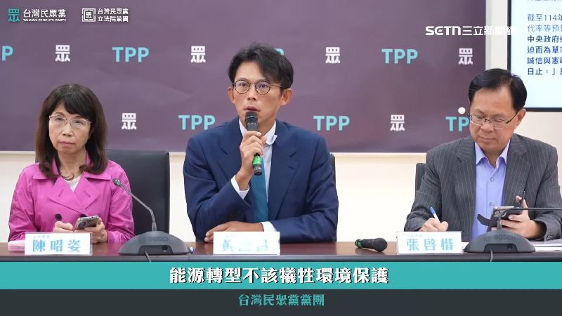 民眾黨立院黨團總召黃國昌（中）