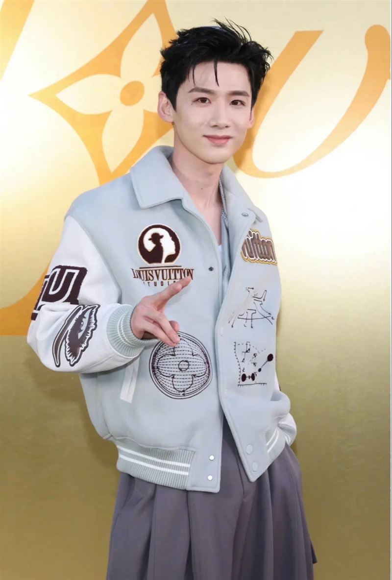 網友起底「LV品牌大使」男星爆料「雙面人」疑是白敬亭。（圖／翻攝自微博）