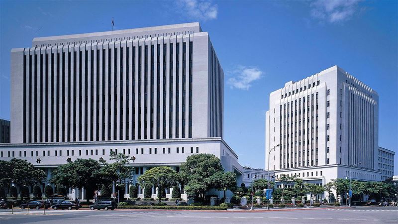 中央銀行與美國財政部罕見發布聯合聲明，強調不操縱匯率並提升資訊透明度。同日駁斥《經濟學人》引用大麥克指數稱新台幣被低估，強調匯率由市場決定，無涉刻意壓低。（圖／翻攝自中央銀行網站）