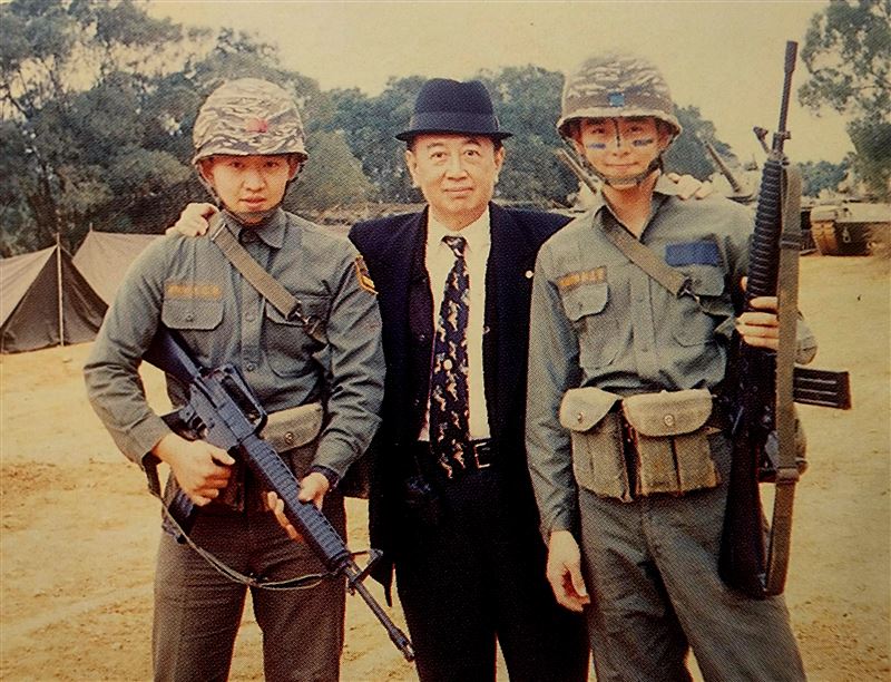 林志穎20歲當紅時當兵心情曝光，體檢後被告知是「甲種體格」超嗨自喊恭喜。圖中為林爸爸、右一為林志穎。（圖／翻攝自《林志穎 大兵日記》）