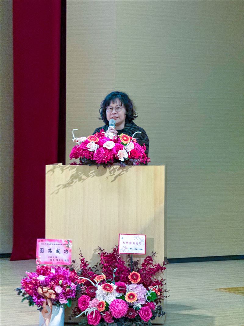 世新大學法律學院院長兼法律學系系主任葉雲卿擔任閉幕式主持人之一。（圖／世新大學提供）