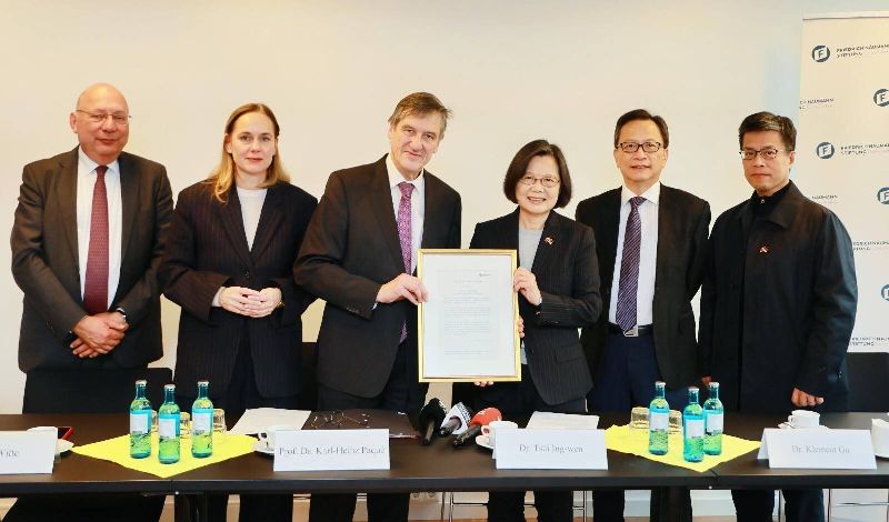 蔡英文訪德獲頒FNF友誼獎狀