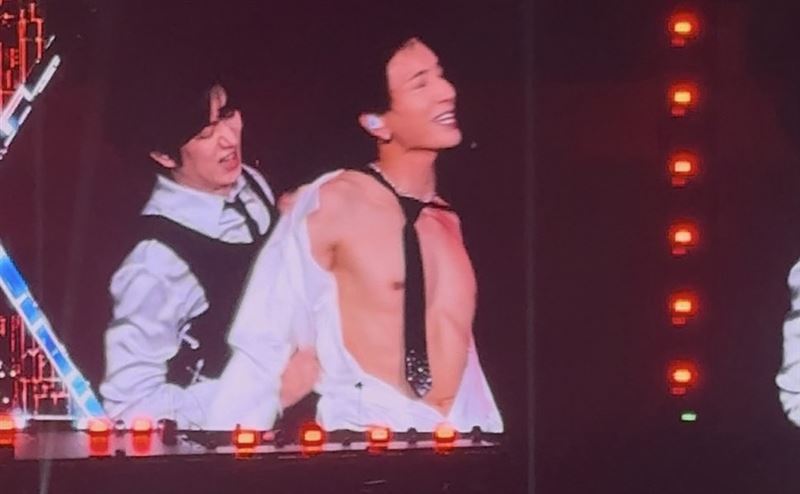 希澈脫利特衣服，超級養眼。（圖／讀者提供）