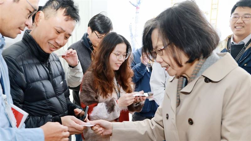 前總統蔡英文11月8日至15日訪問德國，參訪「歐積電」，現場也見到多位台籍工程師。（圖／翻攝自蔡英文Threads）