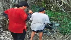 阿昌的骨骸在竹林裡被人發現，家屬悲慟認屍。（翻攝東森新聞）///圖鏡週刊，非本稿勿用