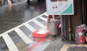 北車小吃店水溝蓋上洗冬粉。（圖／取自Threads）