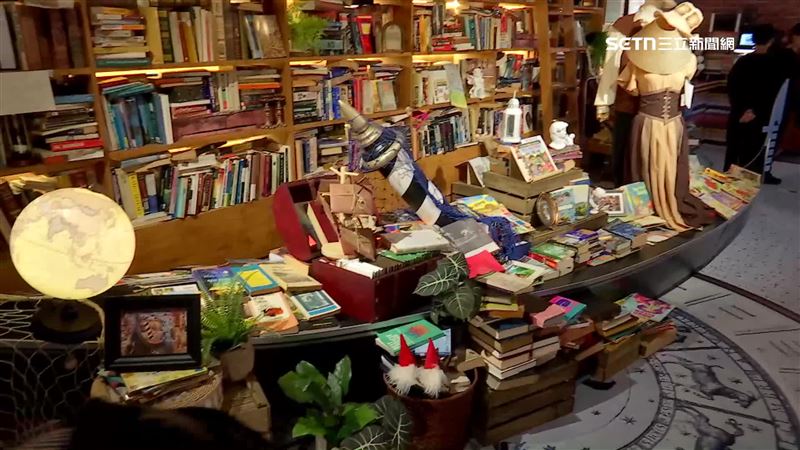 貢多拉船實體造景讓人彷彿悠遊在威尼斯河道上