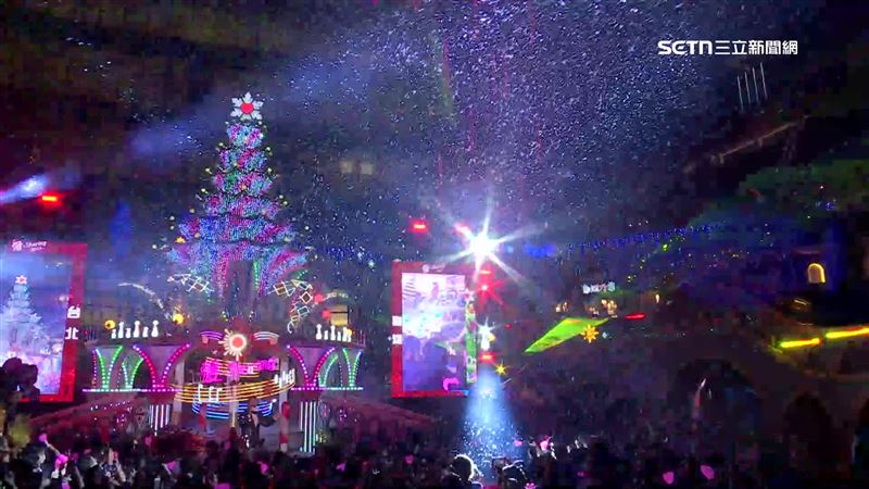 13米高的聖誕樹亮起璀璨燈光