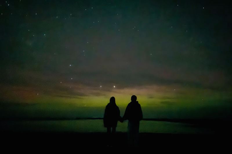 昆凌分享與老公周杰倫牽手看極光的甜蜜背影照。（圖／翻攝自昆凌小紅書）