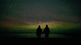 昆凌分享與老公周杰倫牽手看極光的甜蜜背影照。（圖／翻攝自昆凌小紅書）