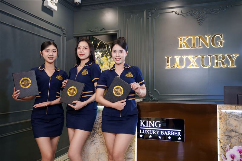 店家坐落在胡志明市精華地區，以越式技法操作，營造視覺與感官兼具的服務氛圍。(圖／King Luxury Barbershop提供)