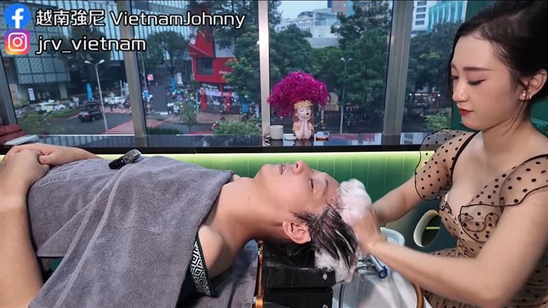 從洗頭、洗腳、采耳到按摩，整套服務不到700台幣，讓強尼大喊超值。(圖／翻攝自越南強尼YouTube)
