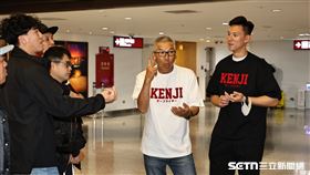 前樂天桃猿總教練古久保健二在出境大廳和球員告別。（圖／記者劉彥池攝影）